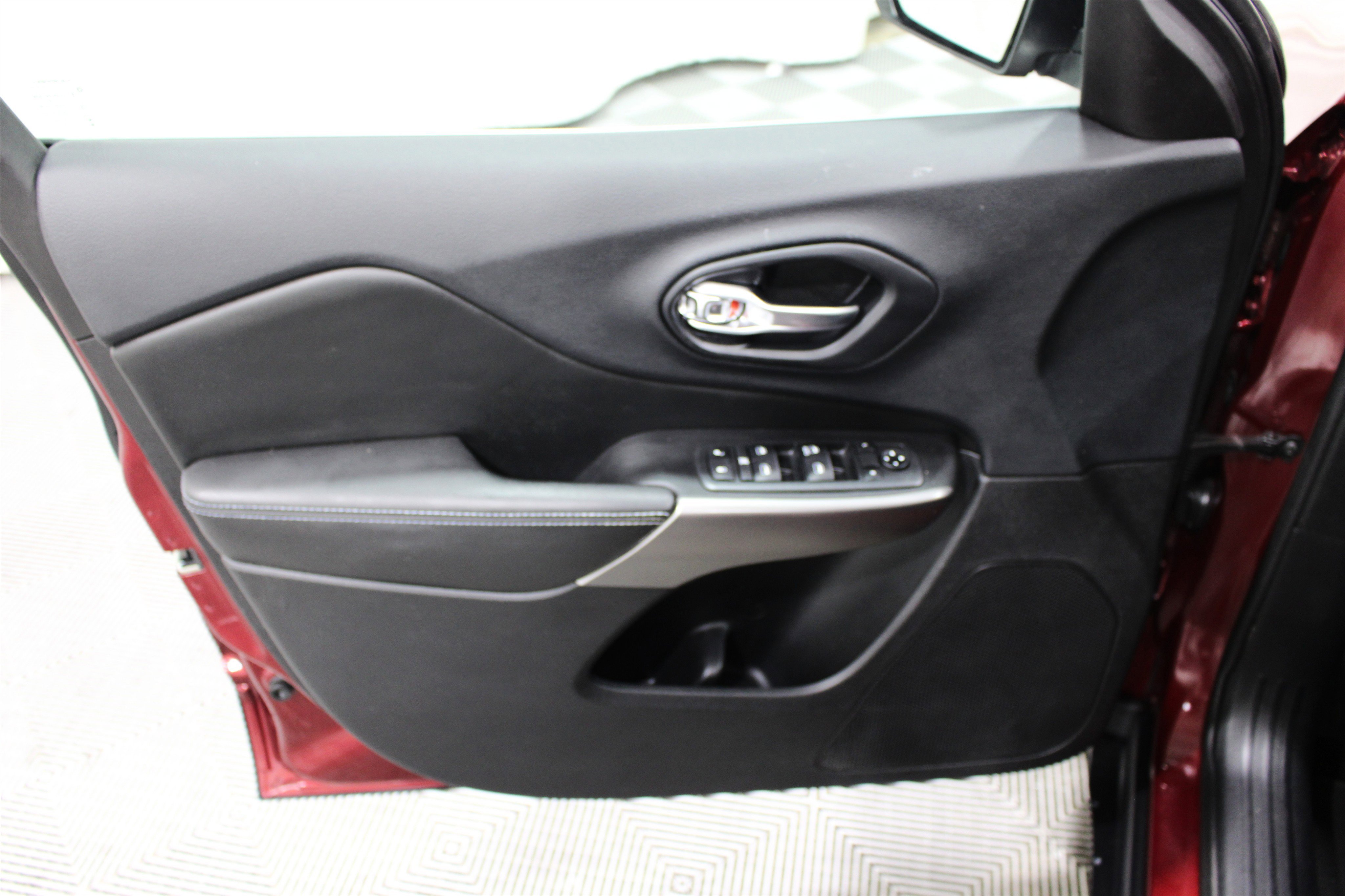 Used 2019 Velvet Red Pearlcoat Jeep Latitude image 6