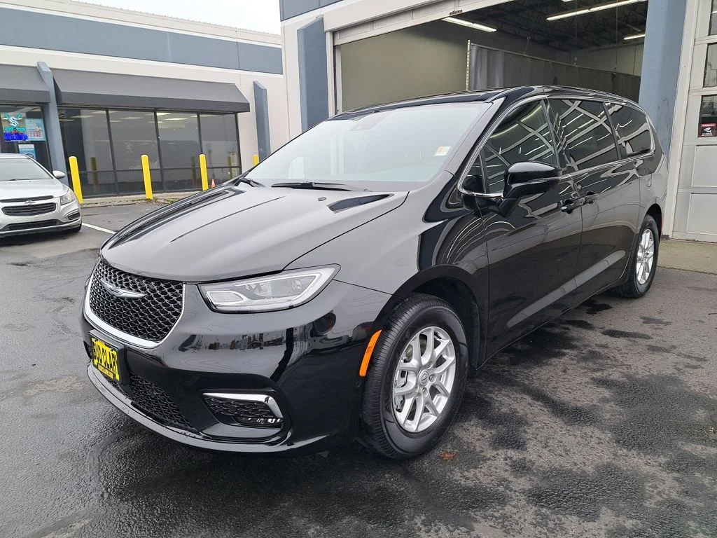 2026 Chrysler Pacifica Select's photo