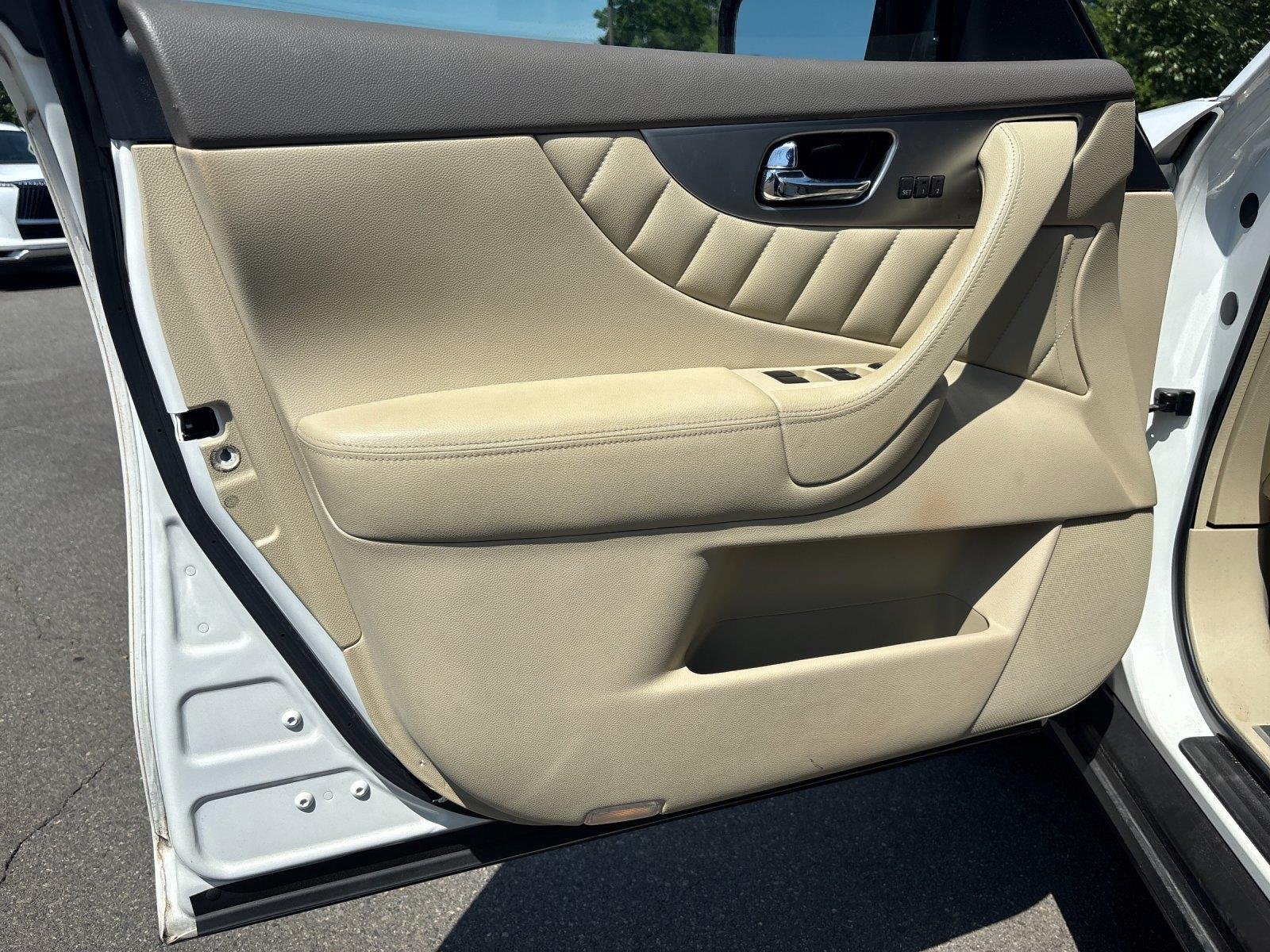 Used 2013 Moonlight White INFINITI Base image 13