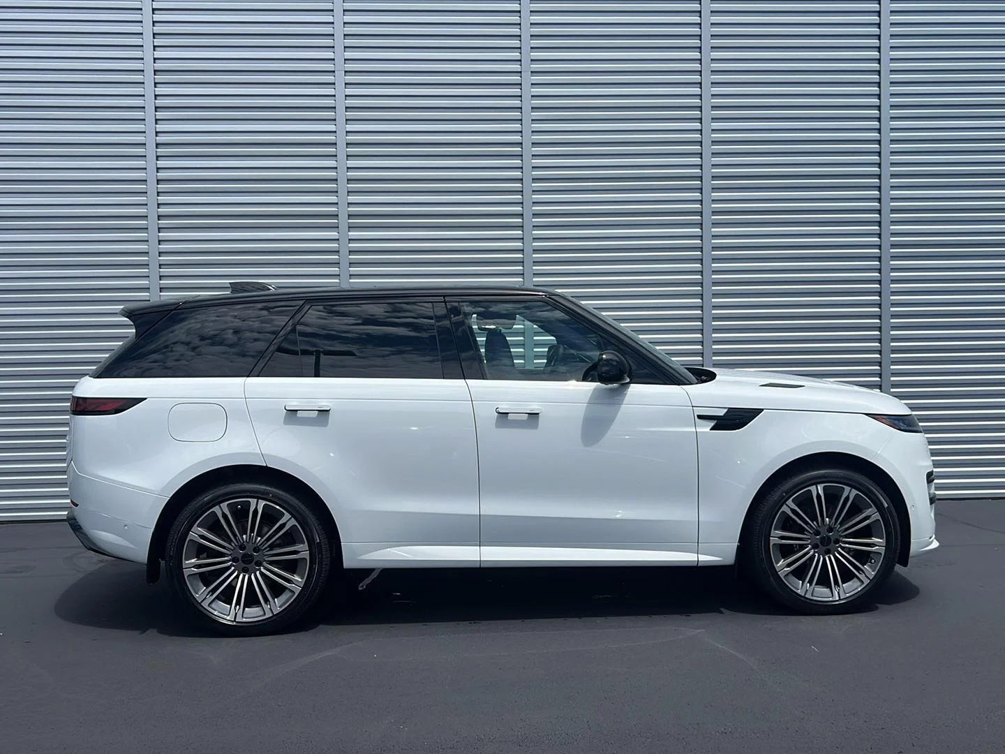 New 2026 Fuji White Land Rover Dynamic SE image 6