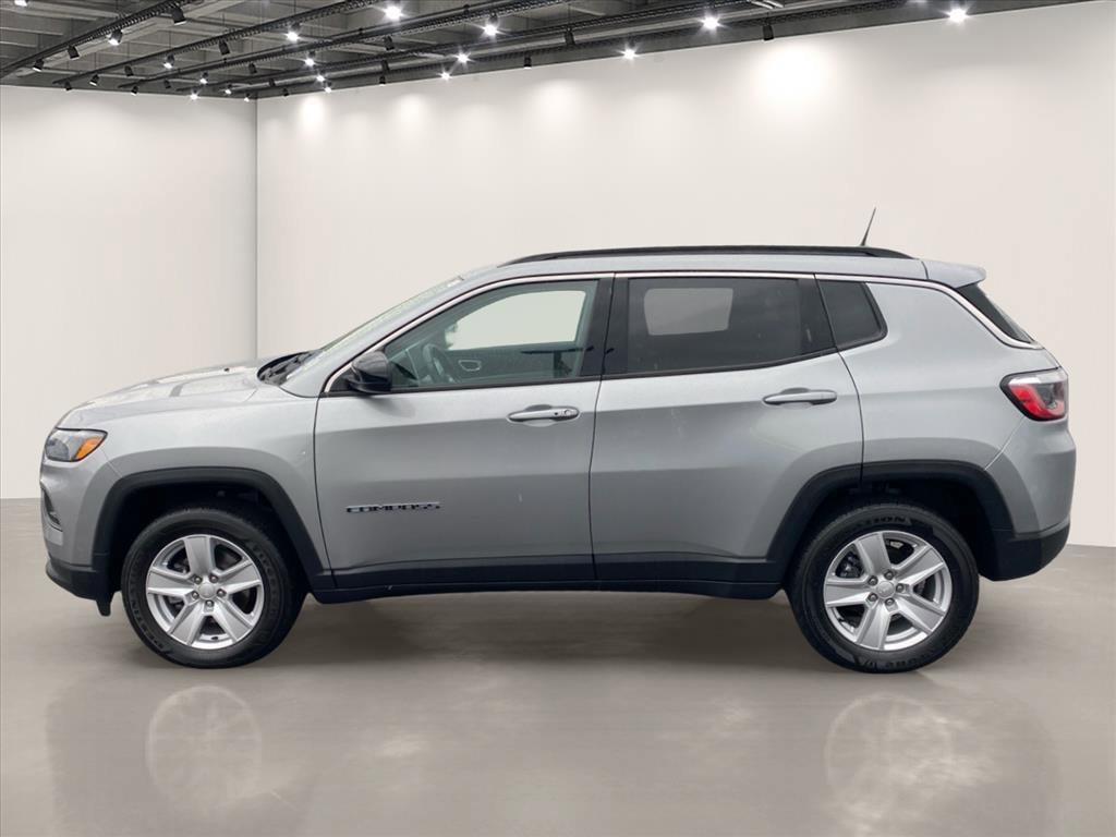 Used 2022 Billet Silver Metallic Clearcoat Jeep Latitude image 4