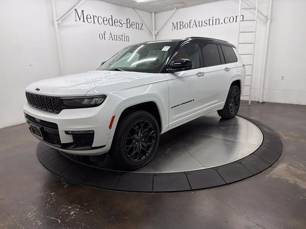 Used 2023 White Jeep Summit image 3