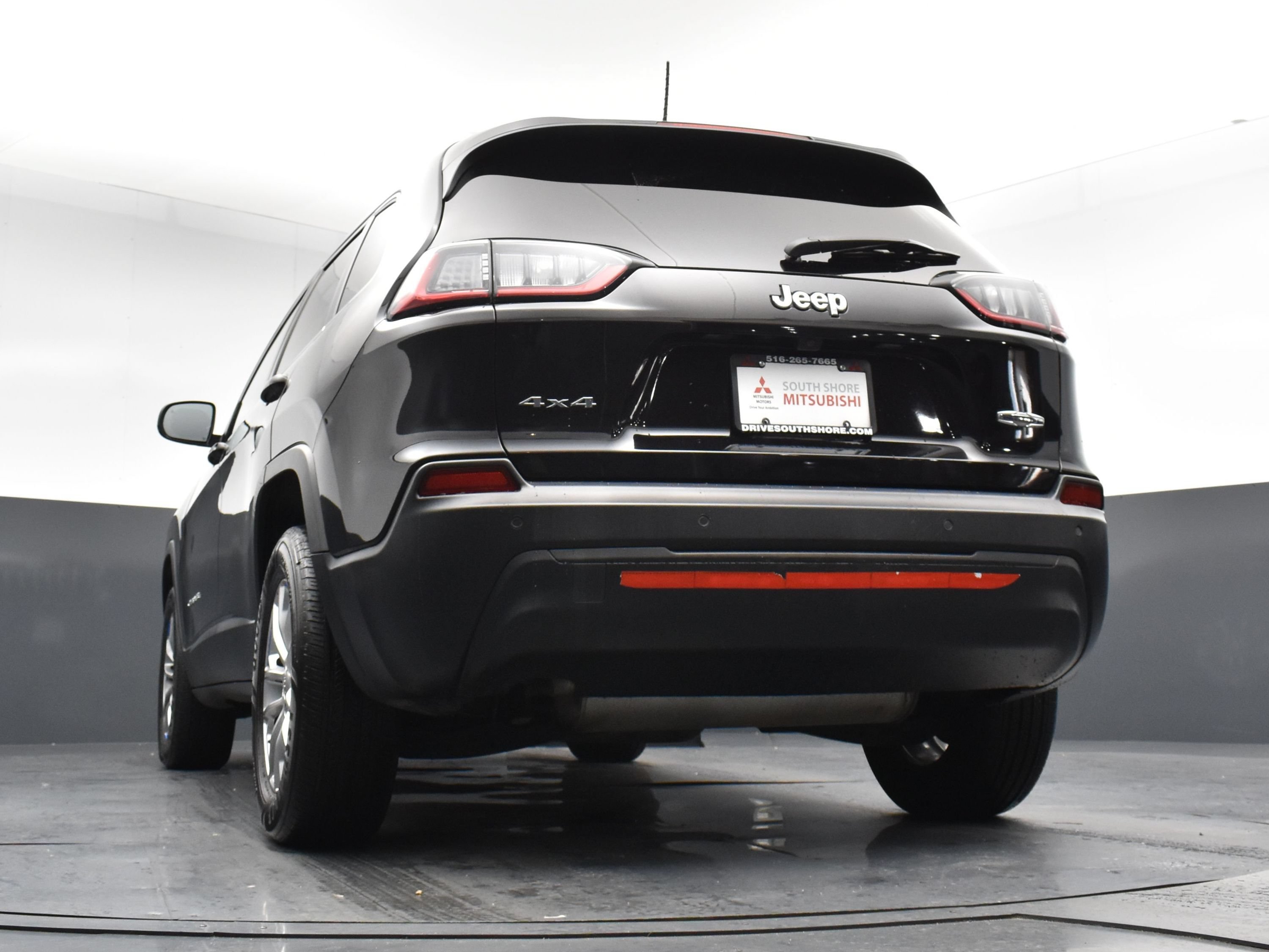 Used 2019 Diamond Black Crystal Pearlcoat Jeep Latitude Plus image 21