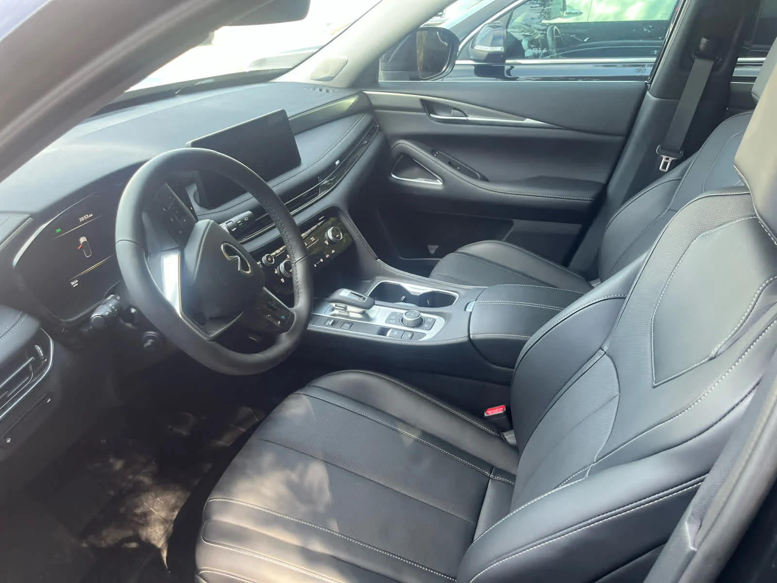Certified Used 2027 Mineral Black INFINITI LUXE image 4