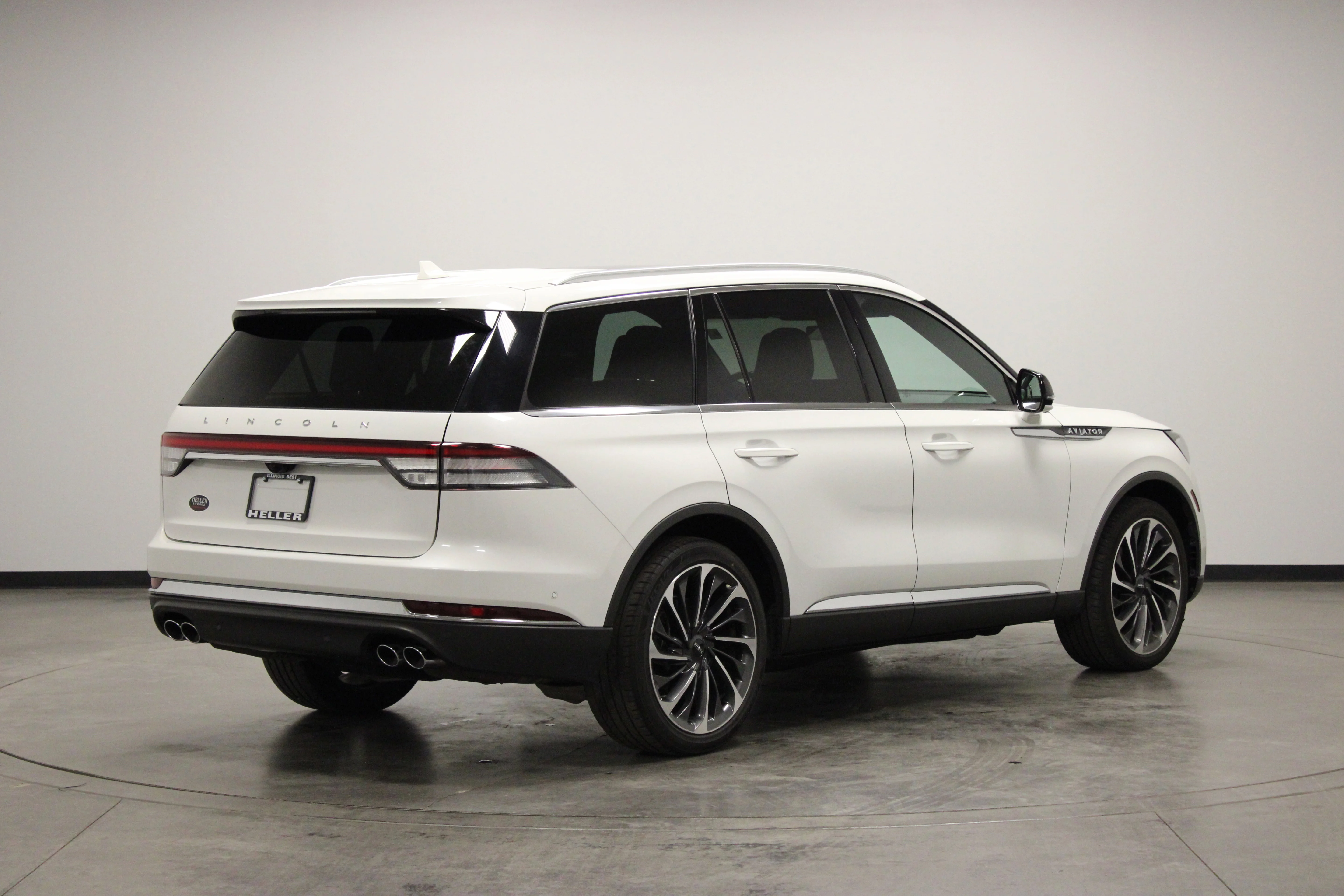Used 2022 White Metallic Lincoln Reserve image 8