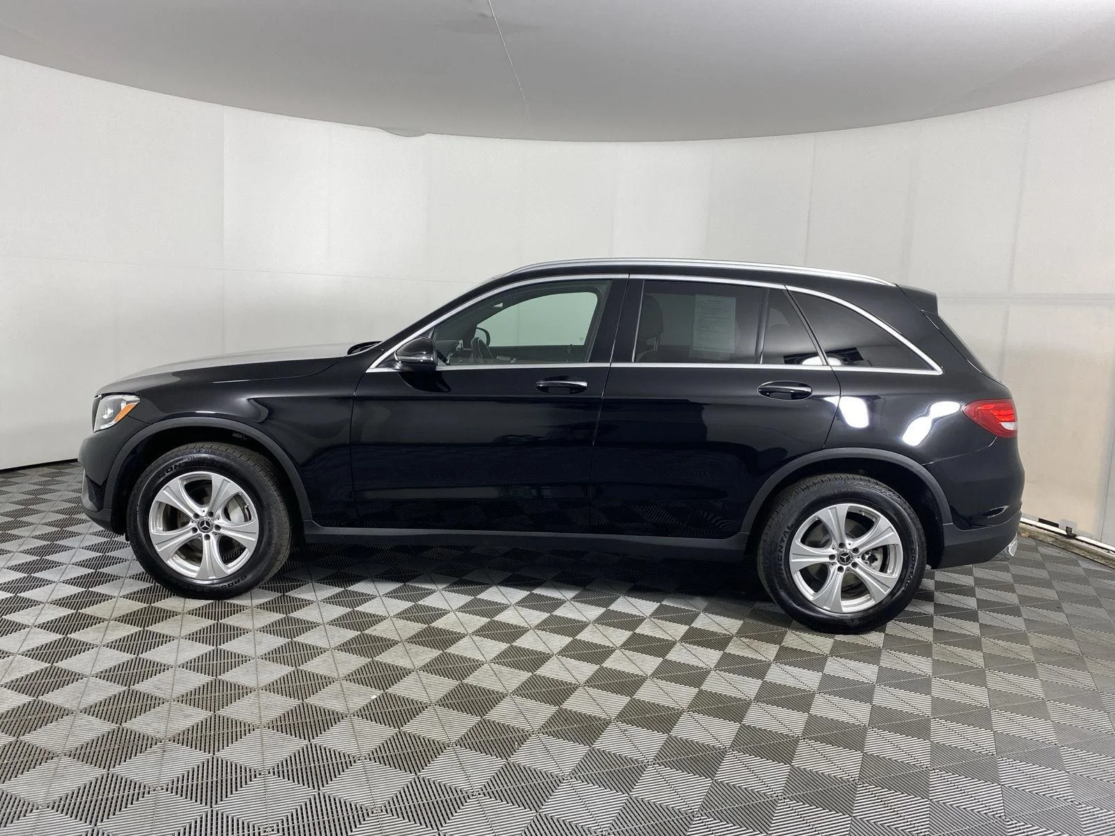 Used 2018 Obsidian Black Metallic Mercedes-Benz GLC 300 image 11