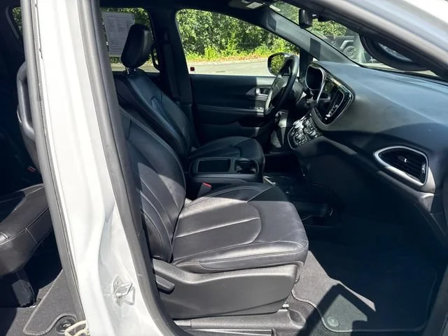Used 2025 Bright White Clearcoat Chrysler Select image 9