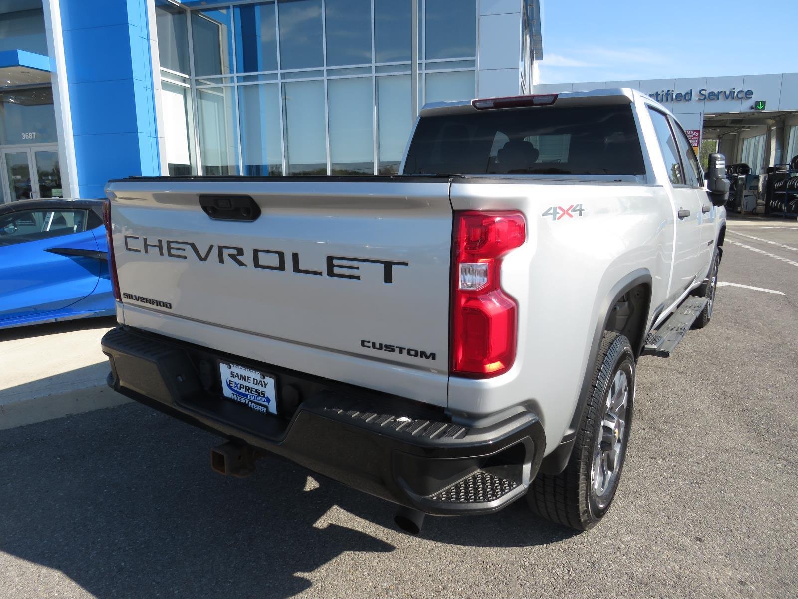 Used 2021 Silver Ice Metallic Chevrolet Custom image 9