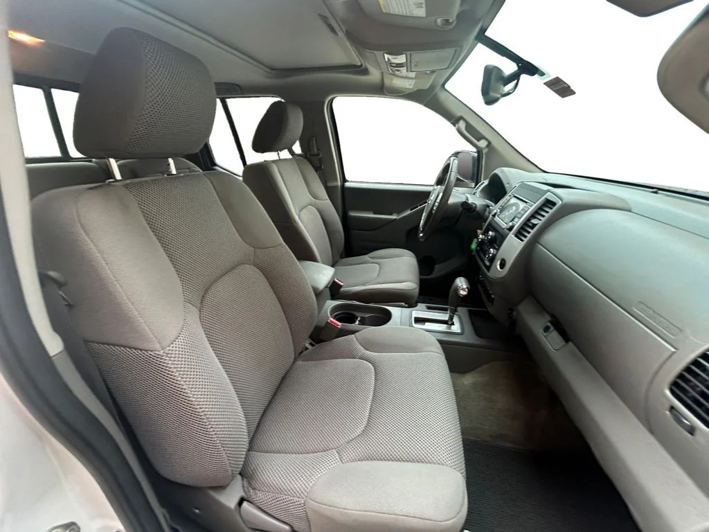 Used 2017 Glacier White Nissan  image 16