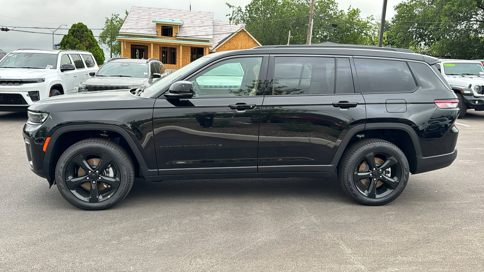 New 2026 Diamond Black Crystal Pearl-Coat Exterior Paint Jeep Limited image 8