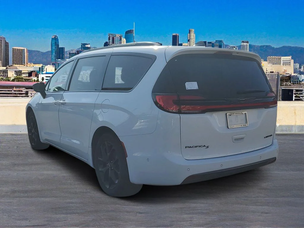 Used 2025 White Chrysler Limited image 5