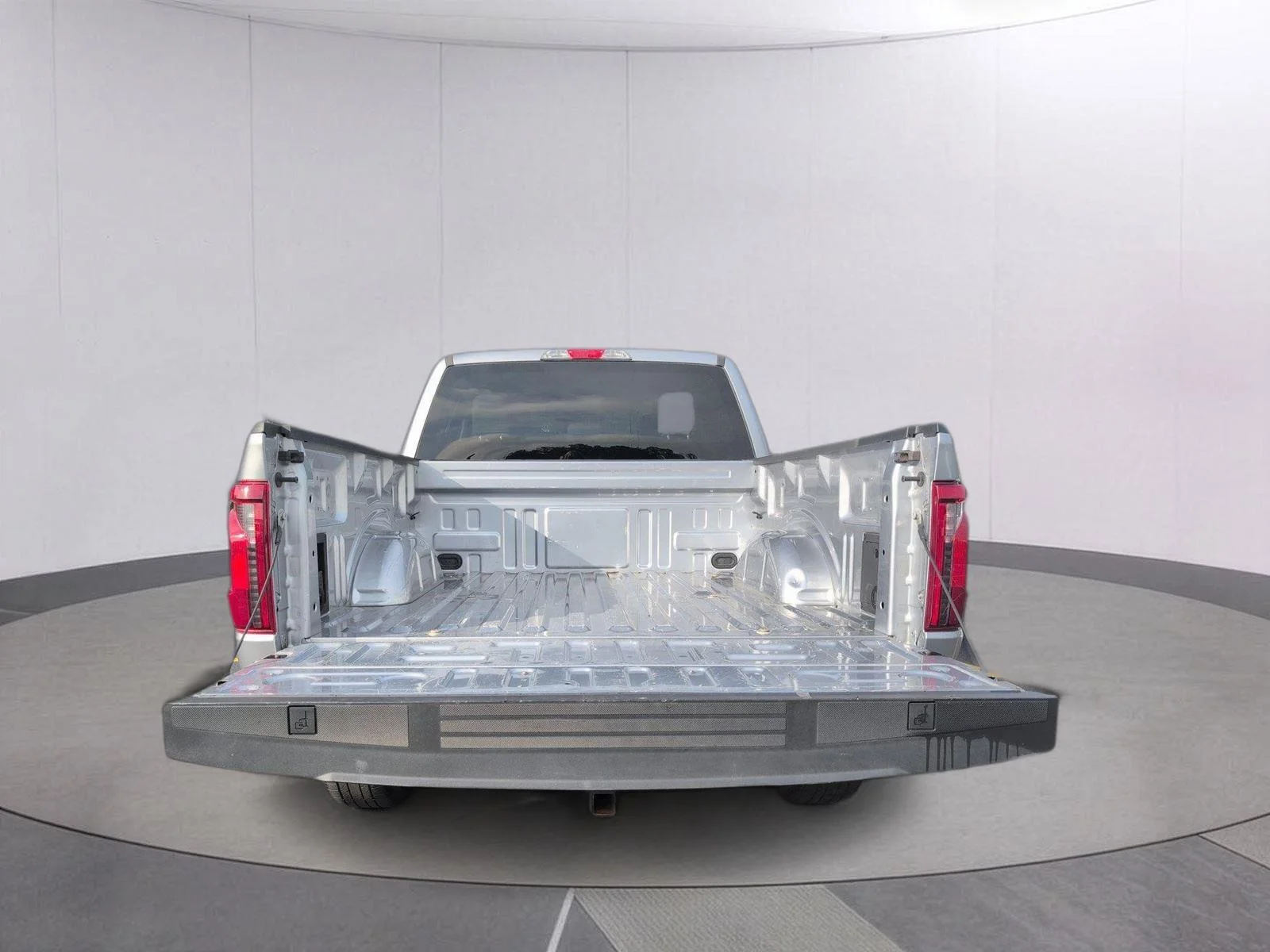 Used 2024 Iconic Silver Ford XLT image 5