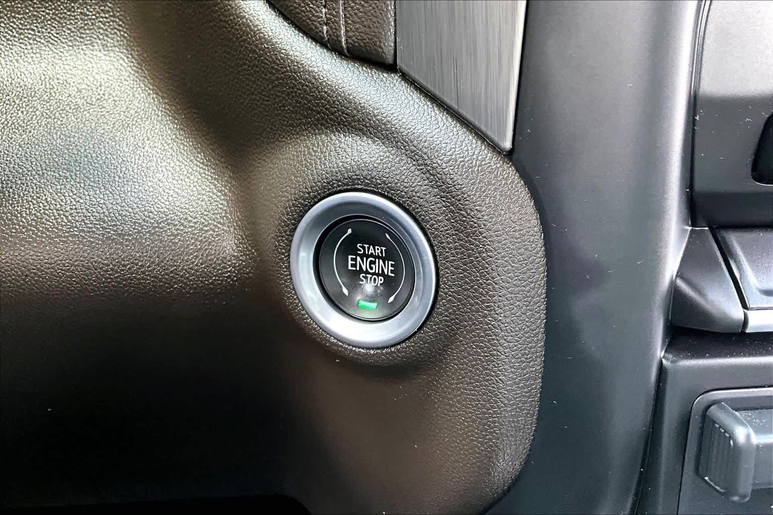 Used 2022 White Frost Tricoat GMC Denali image 35