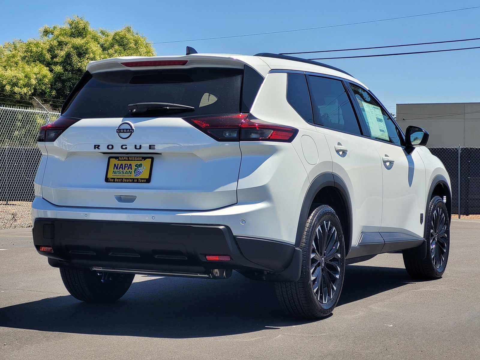 New 2026 Everest White Pearl Tricoat Nissan Dark Armor image 5
