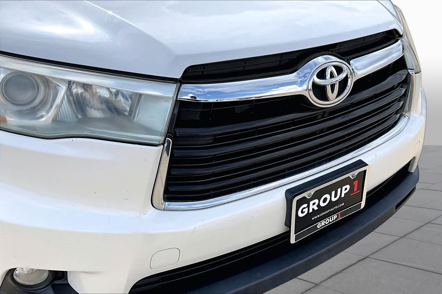 Used 2015 Blizzard Pearl Toyota XLE image 29