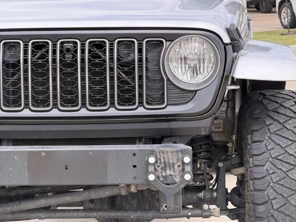 Used 2023 Silver Jeep Sport S image 8