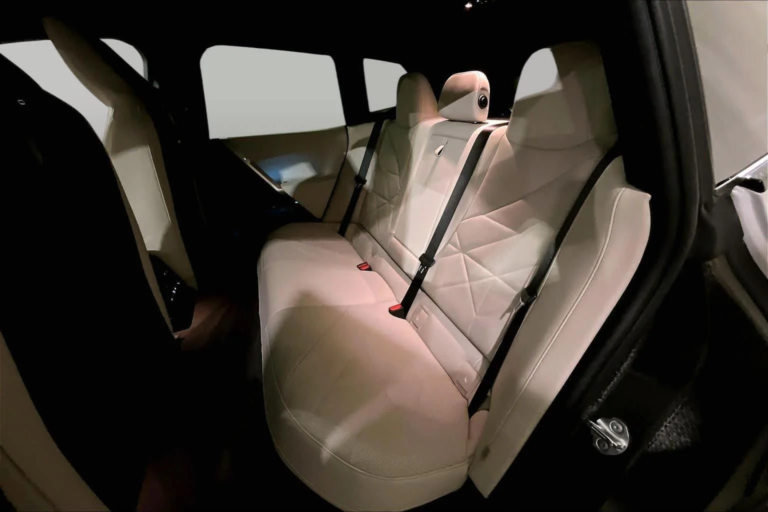 Used 2024 Mineral White Metallic BMW xDrive50 image 20
