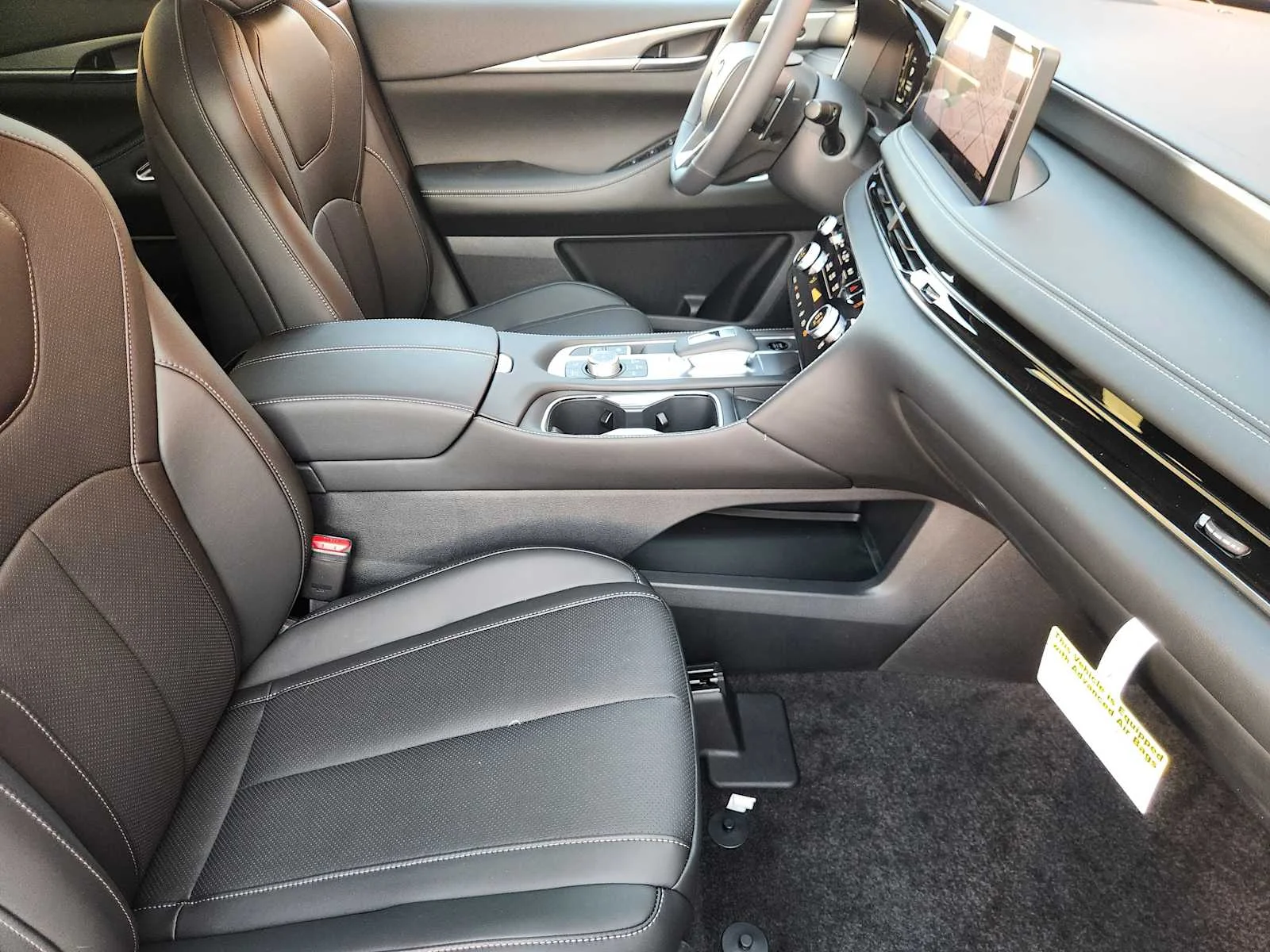 New 2027 RADIANT WHITE INFINITI Luxe FWD image 9