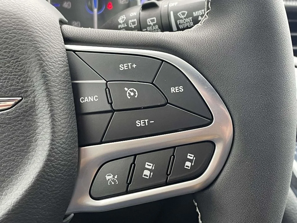 New 2026 Diamond Black Crystal Pearl-Coat Exterior Paint Chrysler Select image 29