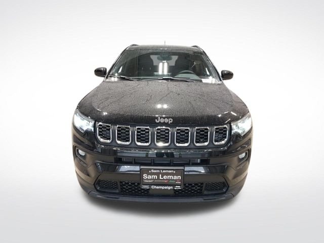 New 2026 Diamond Black Crystal Pearl-Coat Exterior Paint Jeep Latitude image 6