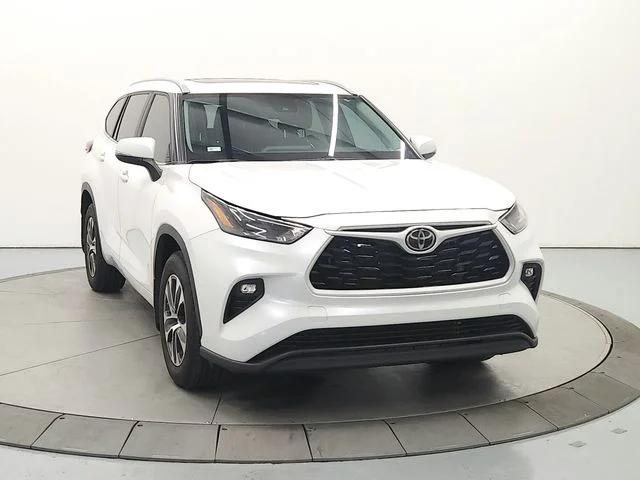 Used 2024 Beige Toyota XLE image 3