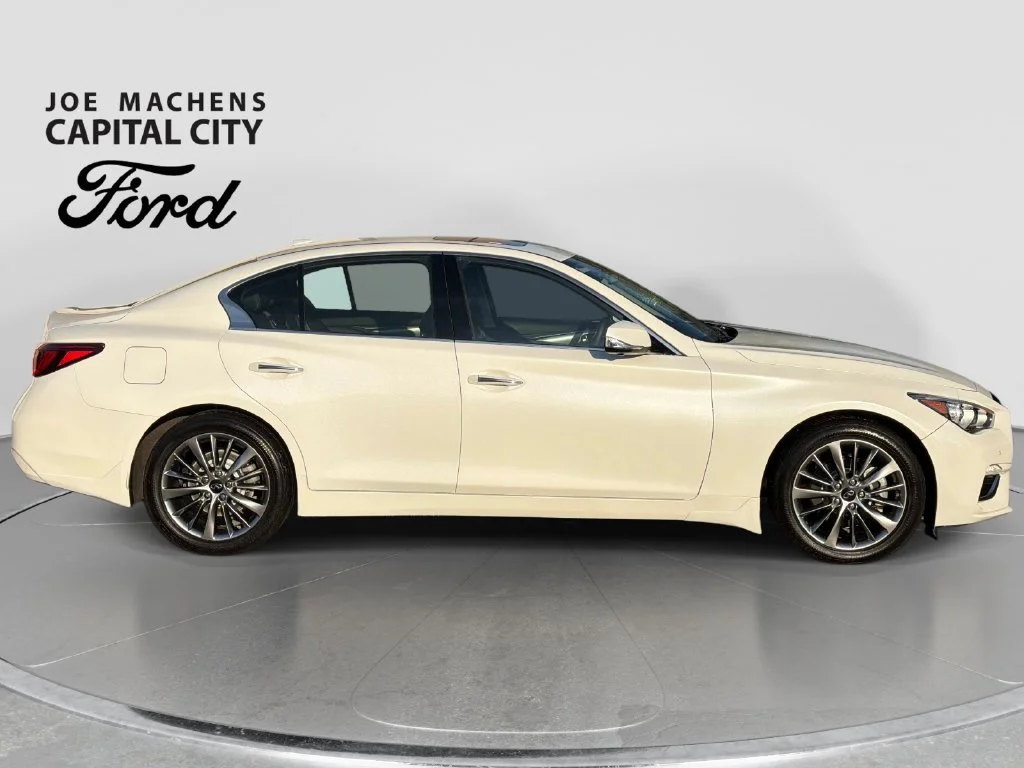 Used 2023 White INFINITI LUXE image 3