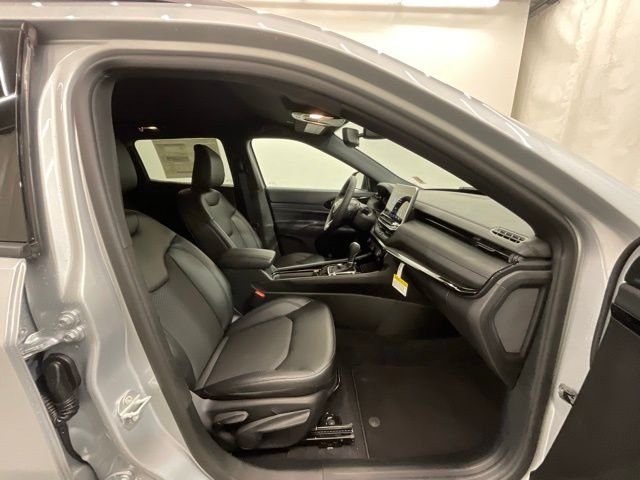 New 2026 Silver Zynith Metallic Clearcoat Jeep Latitude image 23