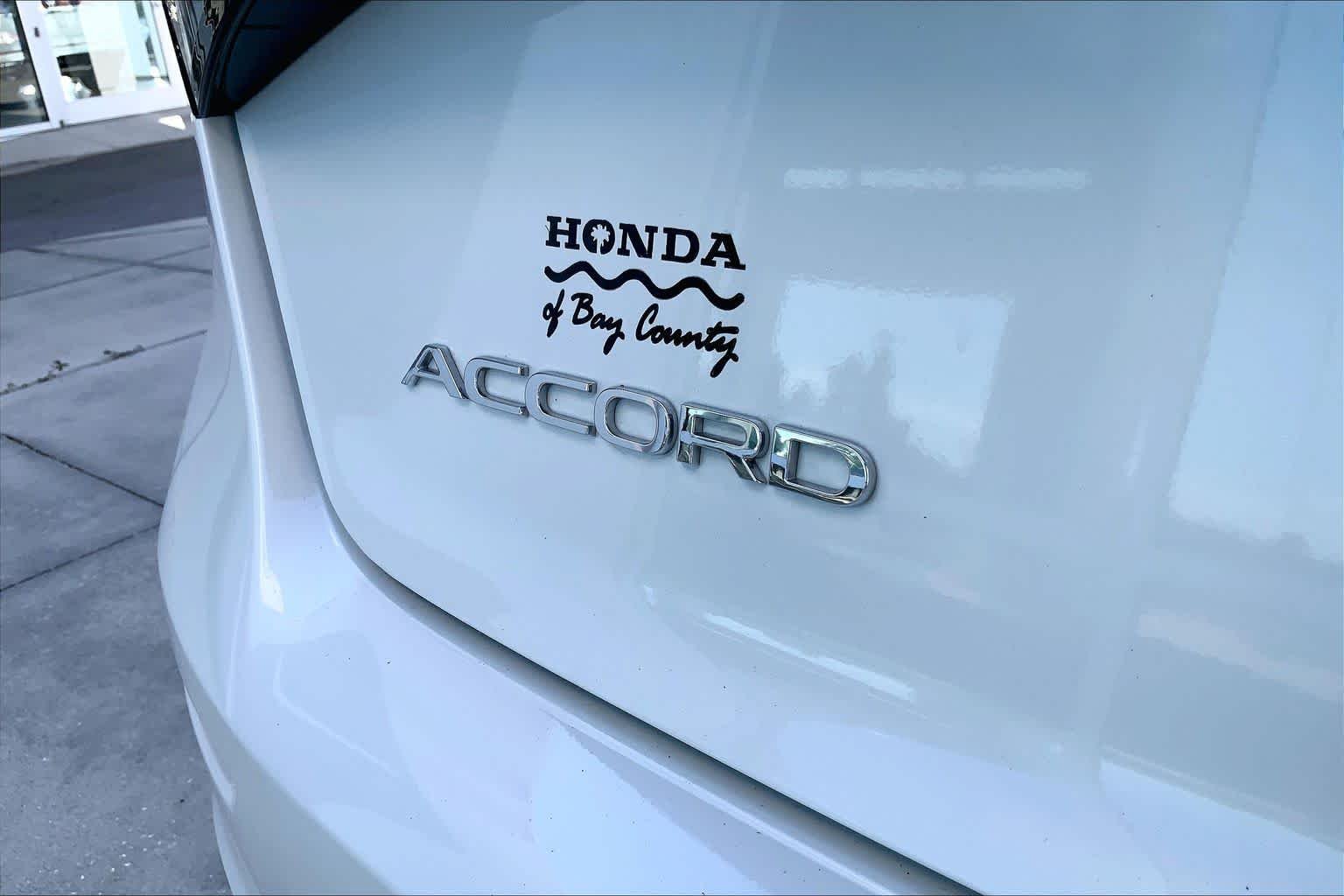Used 2025 Platinum White Pearl Honda SE image 10