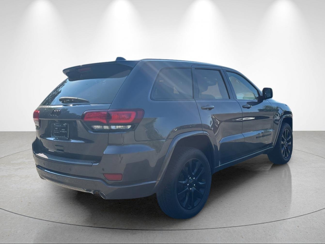Used 2020 Granite Crystal Metallic Clearcoat Jeep Altitude image 5