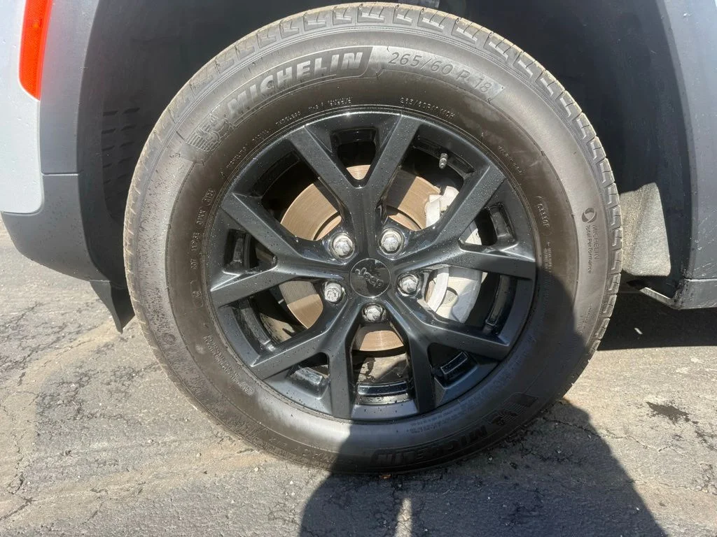 Used 2024 Silver Jeep Altitude X image 10