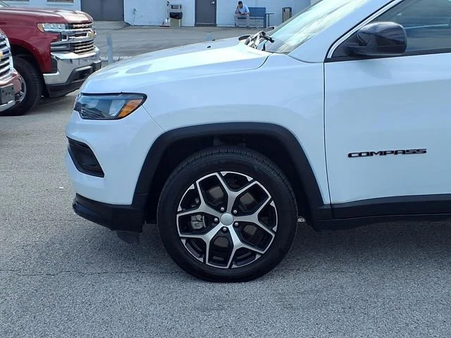 Used 2024  Jeep Latitude image 17