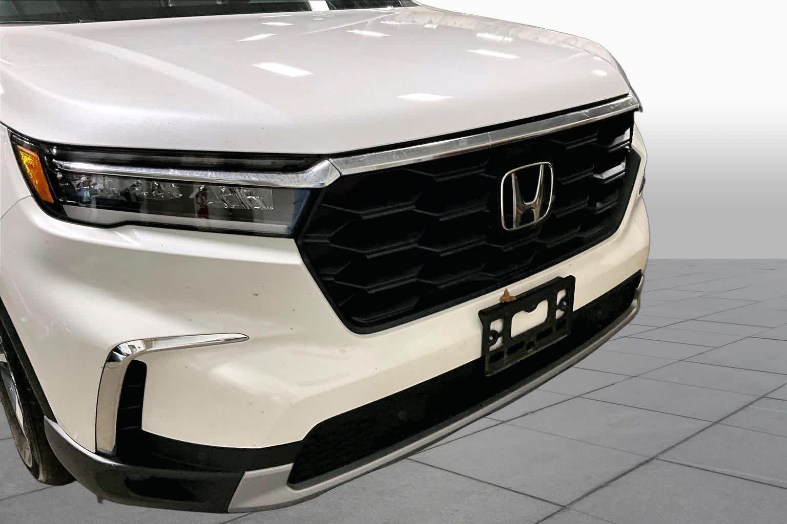 Used 2024 Platinum White Pearl Honda EX-L 8 Passenger image 30