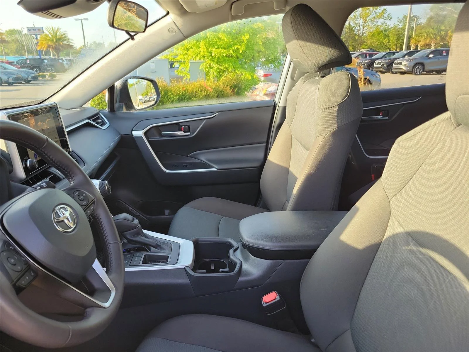 2025 Toyota RAV4 XLE - Photo 13