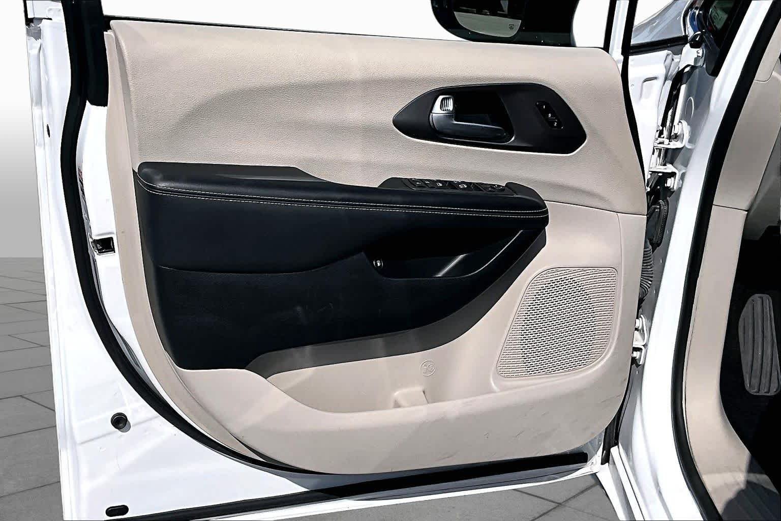 Used 2024 Bright White Clearcoat Chrysler Hybrid Select image 22