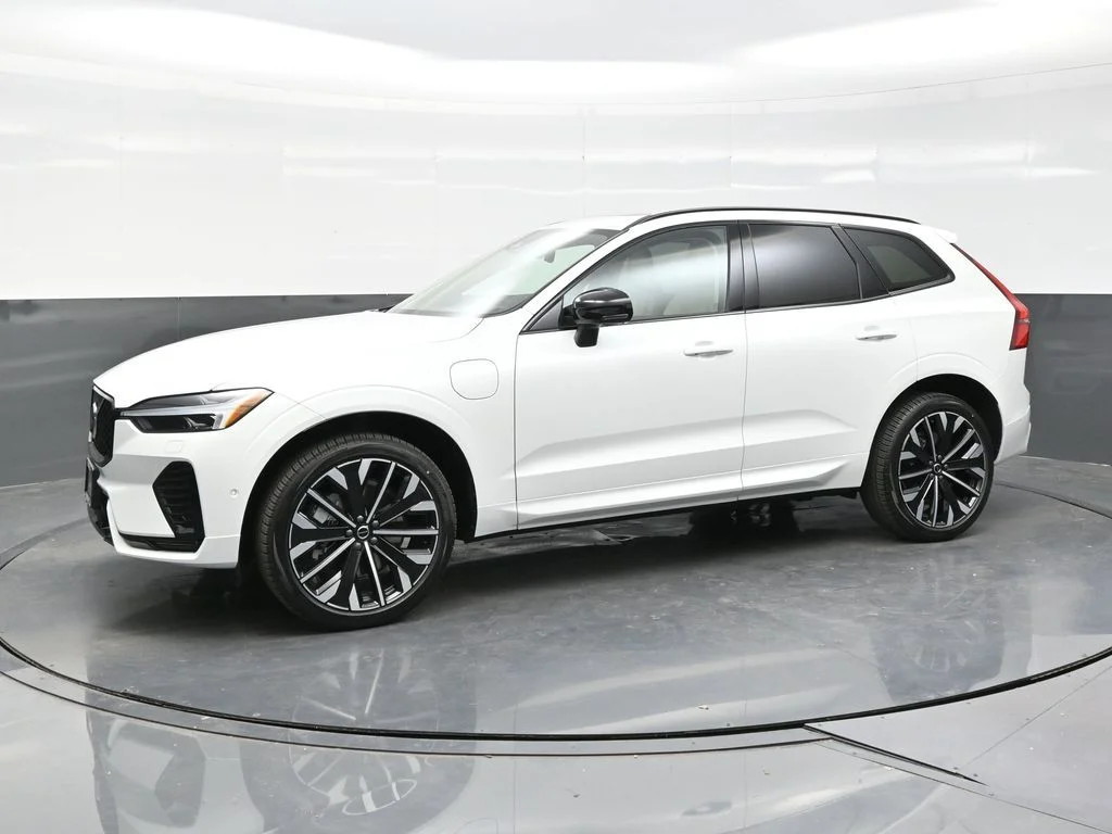 New 2026 Crystal White Volvo T8 Ultra image 3