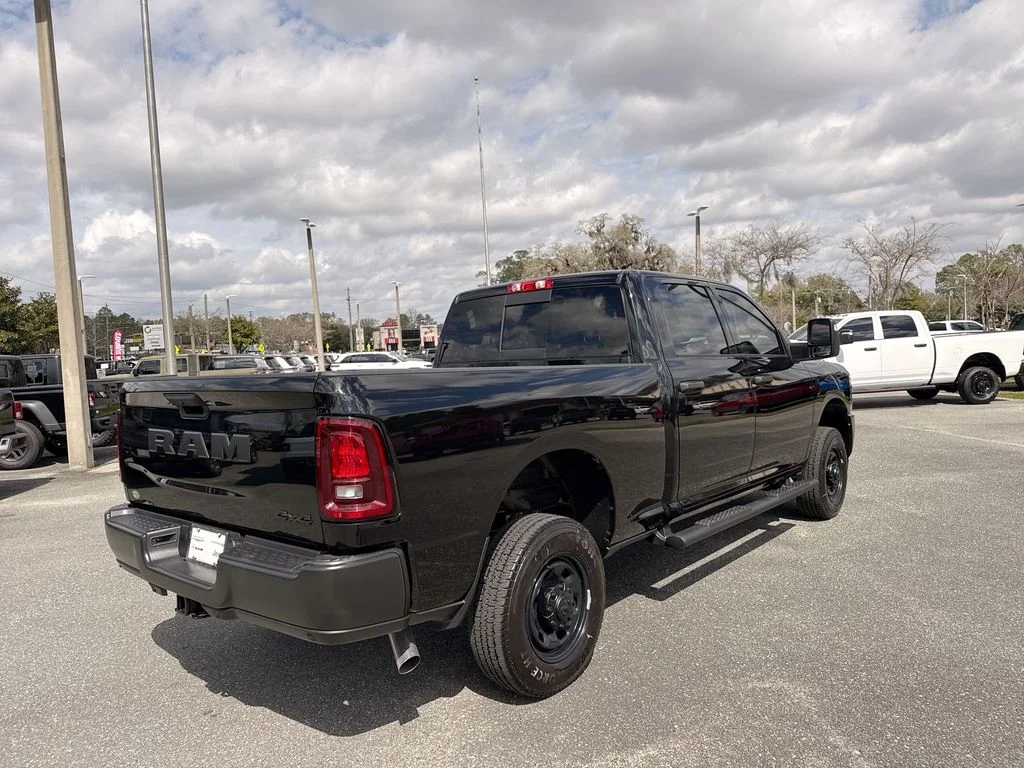 New 2026 Diamond Black Crystal Pearl-Coat Exterior Paint RAM Tradesman image 3
