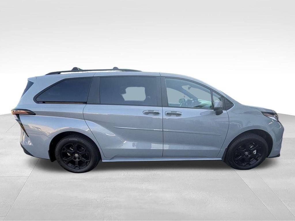 Used 2025  Toyota Woodland Edition image 7