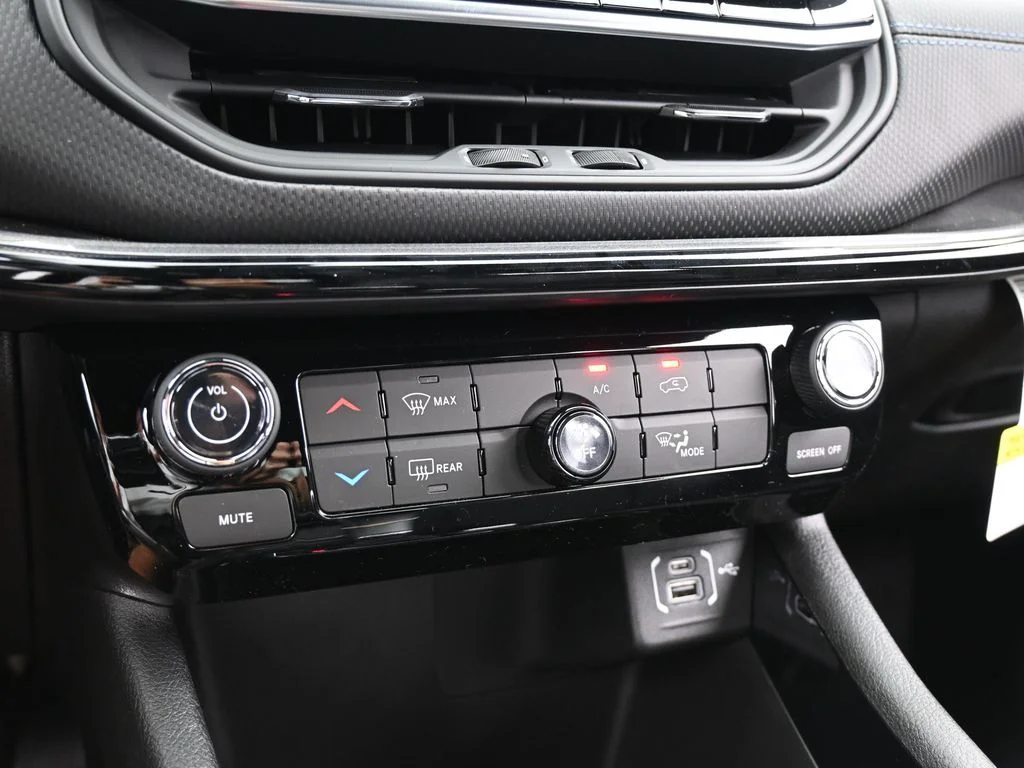 New 2026 Bright White Clear-Coat Exterior Paint Jeep Latitude image 21