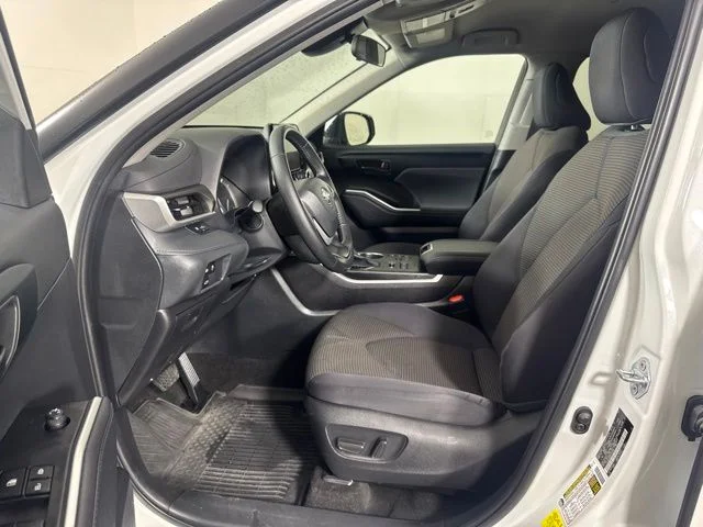 Used 2023 Pearl Toyota LE image 11
