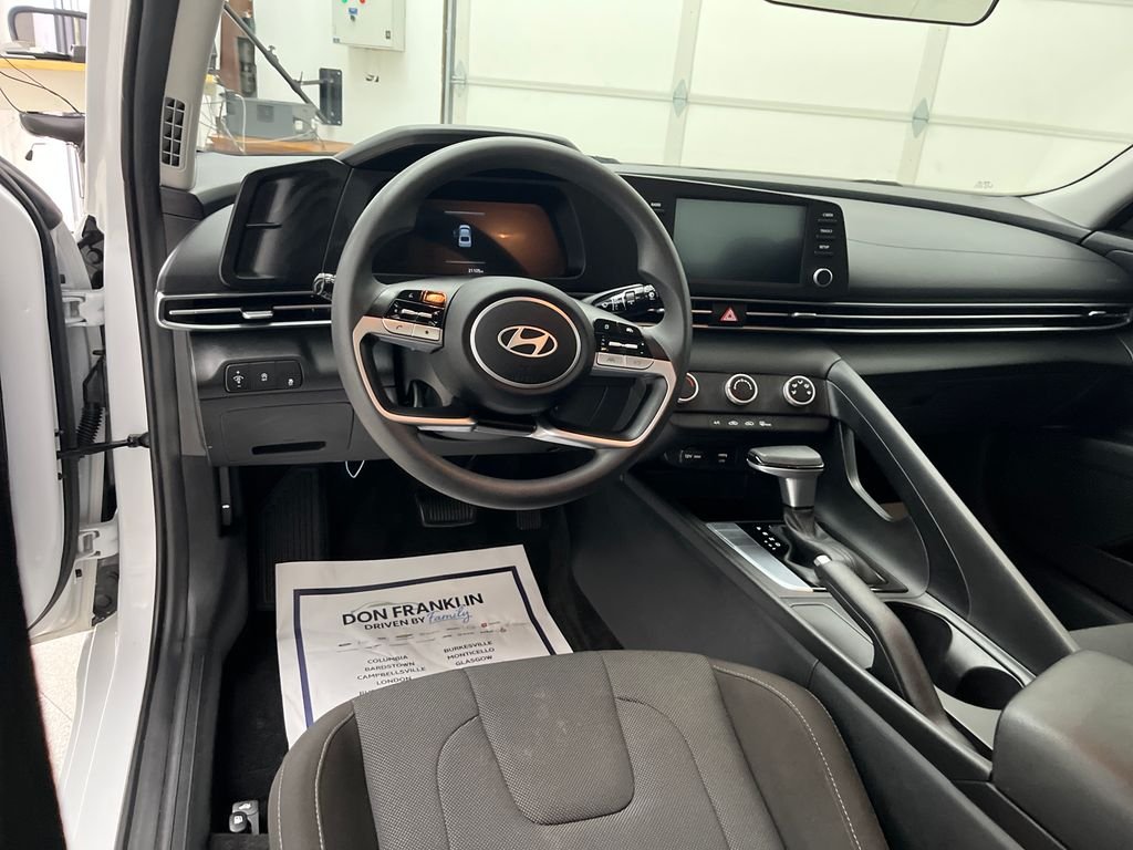 Used 2025 White Hyundai SE image 15