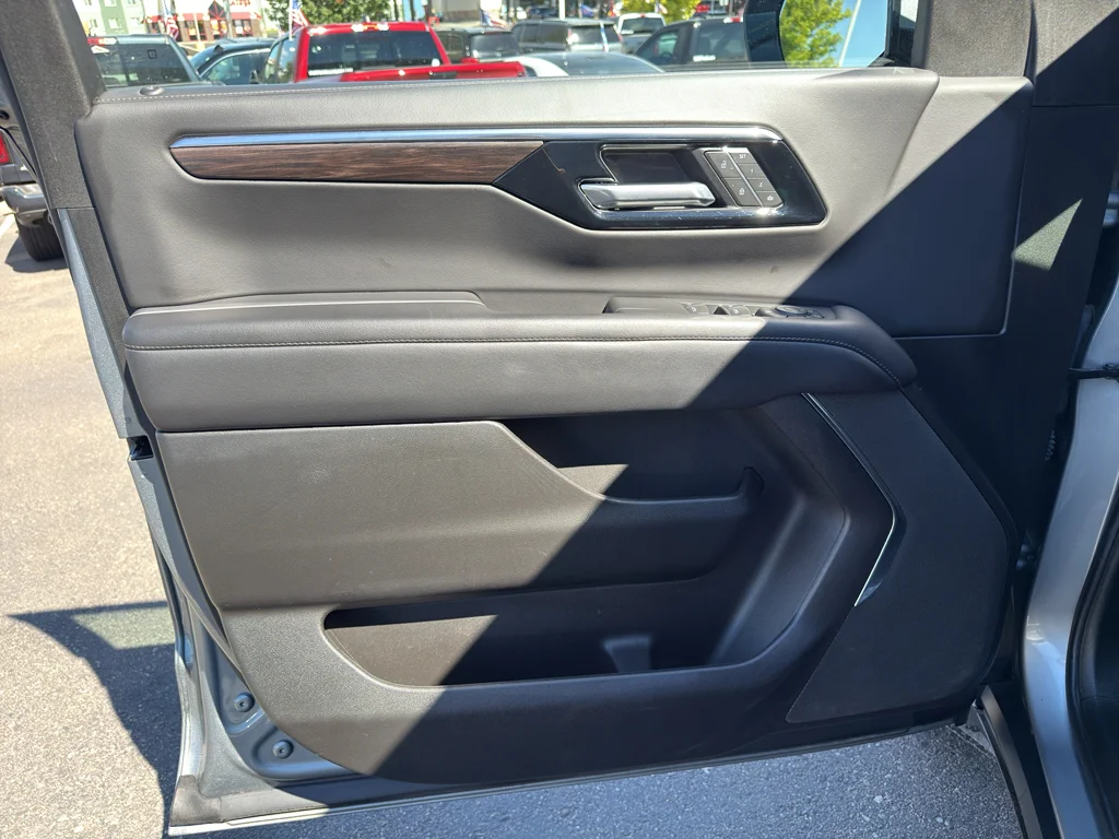 Used 2025 Gray Chevrolet Z71 image 17