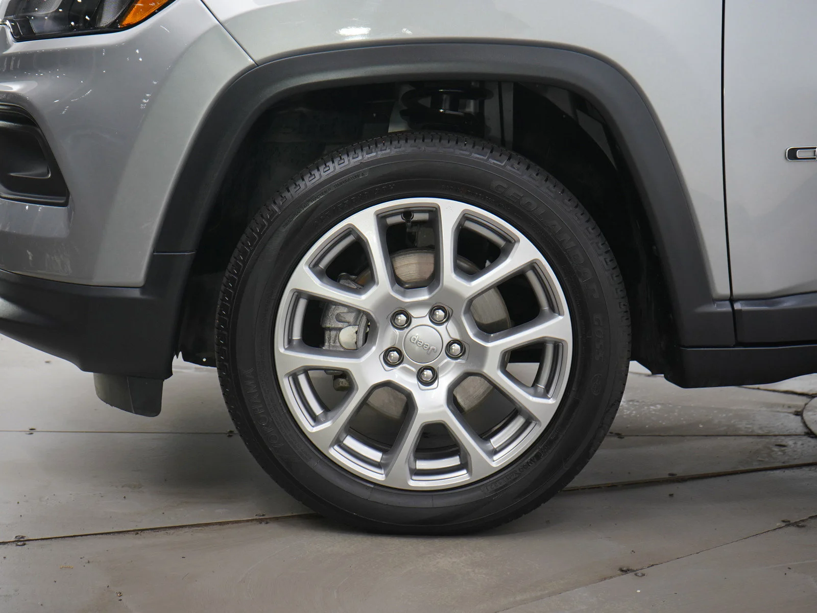 Used 2022 Billet Silver Metallic Clearcoat Jeep Latitude Lux image 28