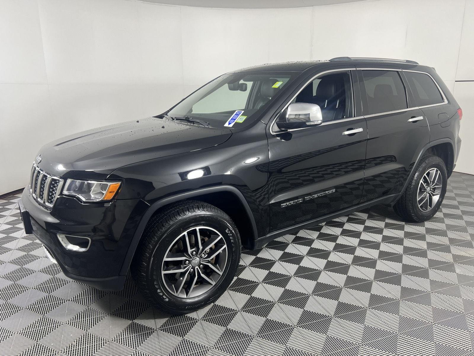 Used 2018 Diamond Black Crystal Pearlcoat Jeep Limited image 6