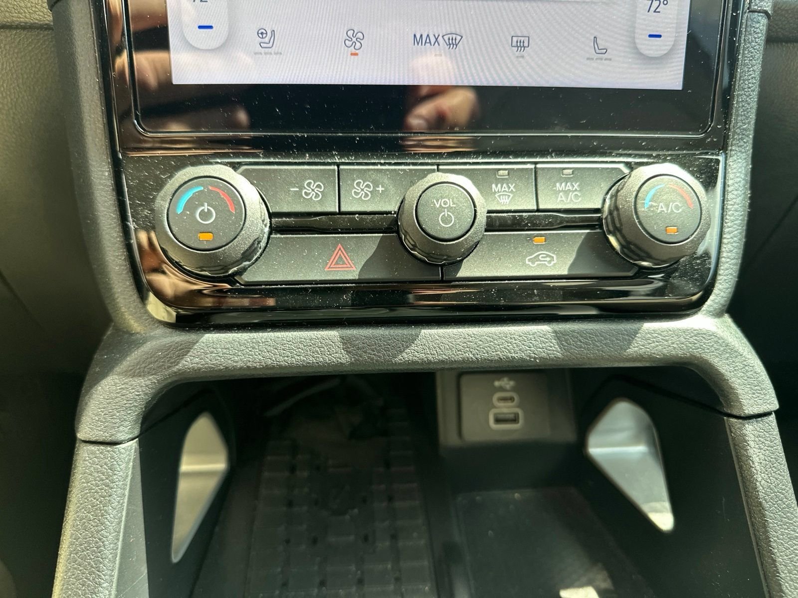 Certified Used 2024 Oxford White Ford Lariat image 28