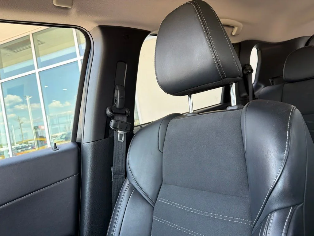 Used 2024 Silver Mitsubishi SE image 23
