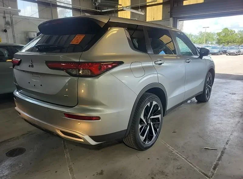 Used 2022  Mitsubishi SE Launch Edition image 3