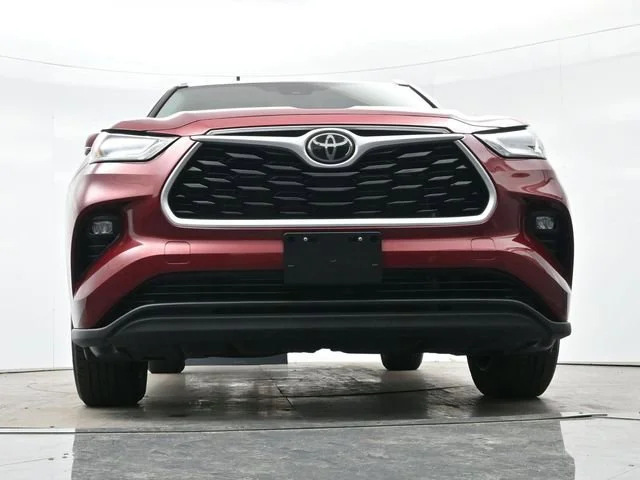 Used 2022 Ruby Flare Pearl Toyota XLE image 27