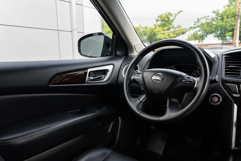 Used 2013 Black Nissan Platinum image 12
