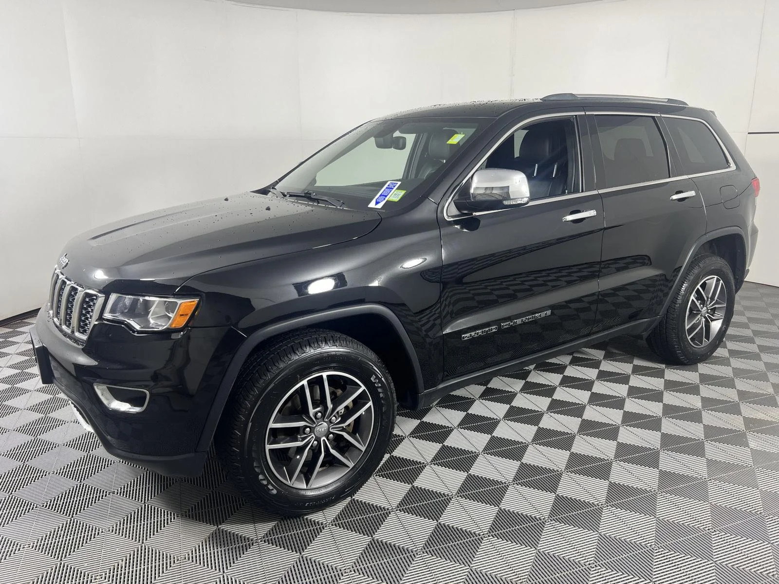 Used 2018 Diamond Black Crystal Pearlcoat Jeep Limited image 6