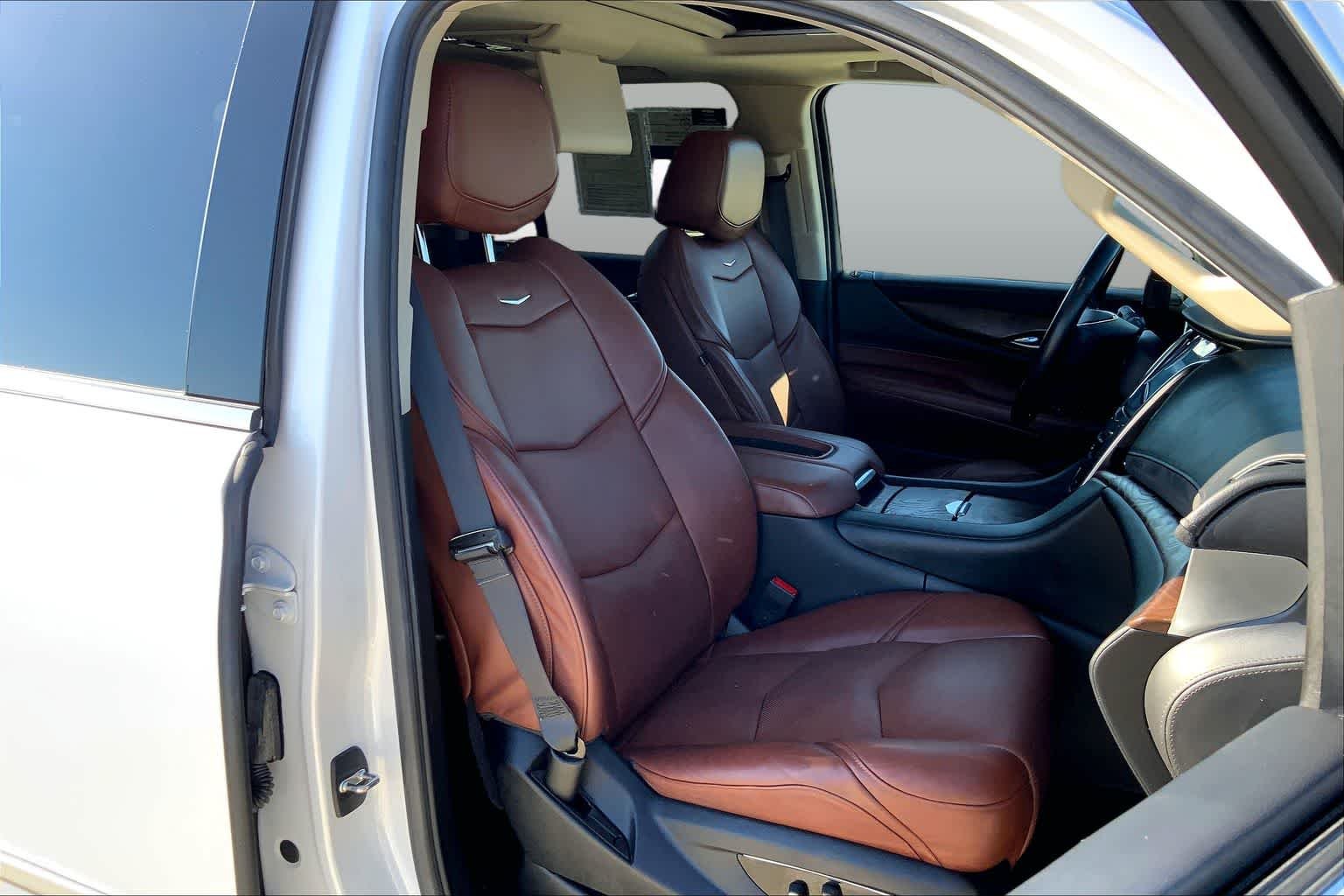 Used 2019 Crystal White Tricoat Cadillac Premium Luxury image 9